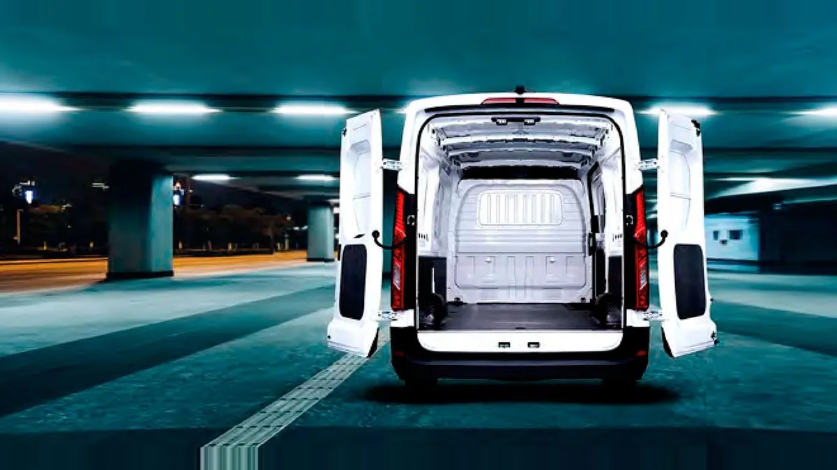 Maxus Deliver 9 Furgón 2.0D L3H2 150 (MERCANCÍAS TERCEROS) en leasing — Trasera