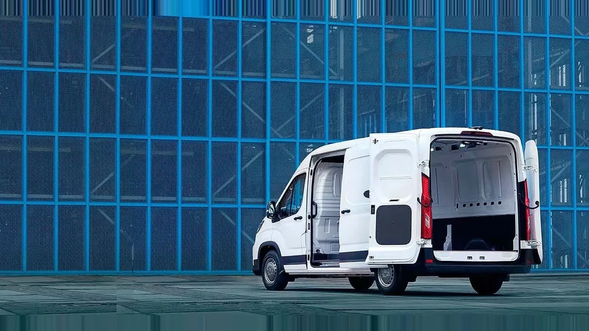 Maxus Deliver 9 Furgón 2.0D L3H2 150 (MERCANCÍAS TERCEROS) en leasing — Lateral