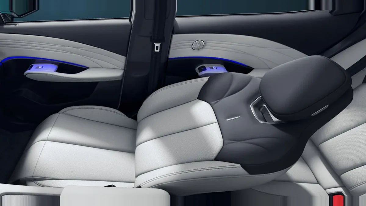 Omoda 7 1.5 TGDI PHEV Premium 279CV en leasing — vista 8